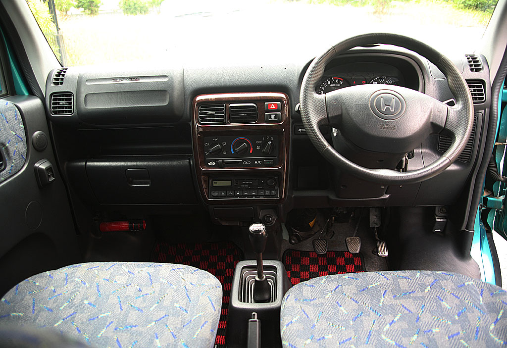 �o���X L 4WD