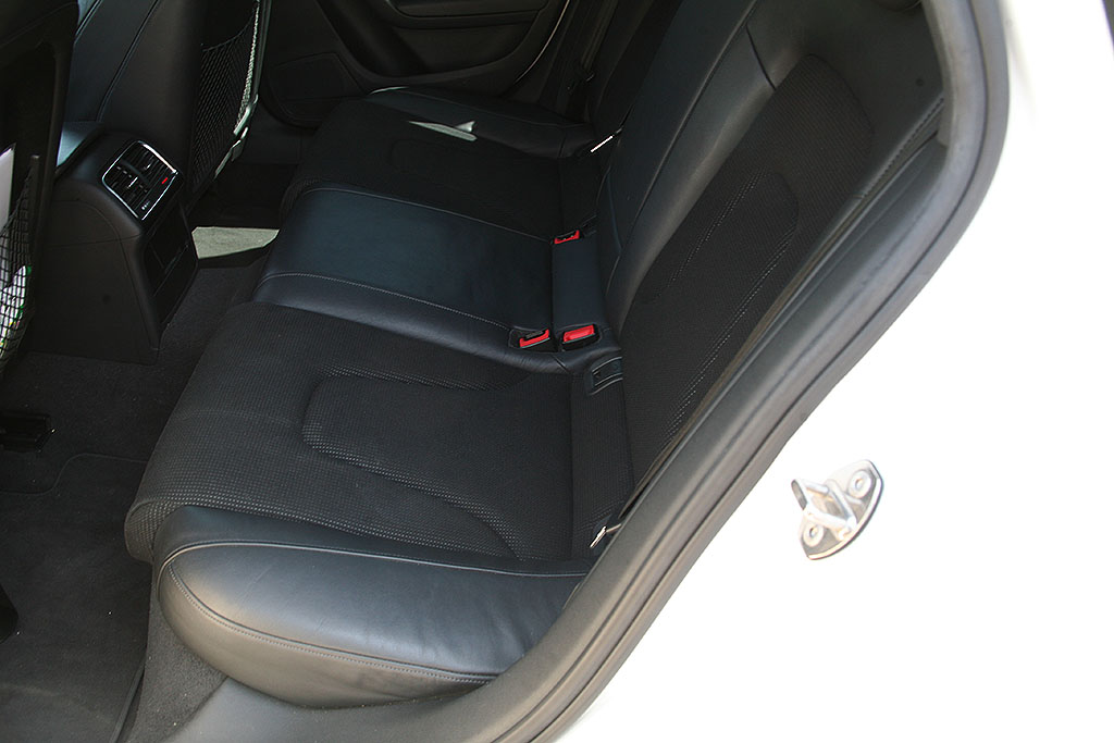 アウディA4アバント1.8TFSI Sラインパッケージ